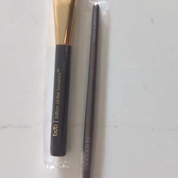 Vasanti Contour Eyeshadow Blend It Out Brush & Billion Dollar Brushes Foundation - Picture 3 of 4